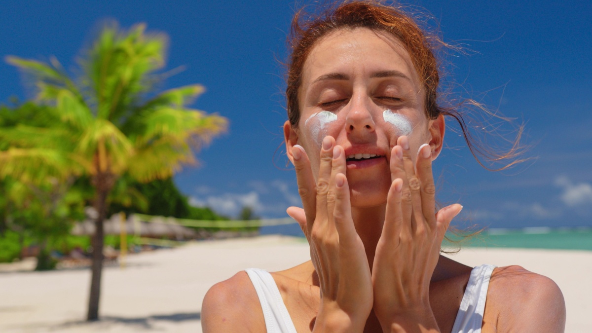 donna spalma la crema sul viso